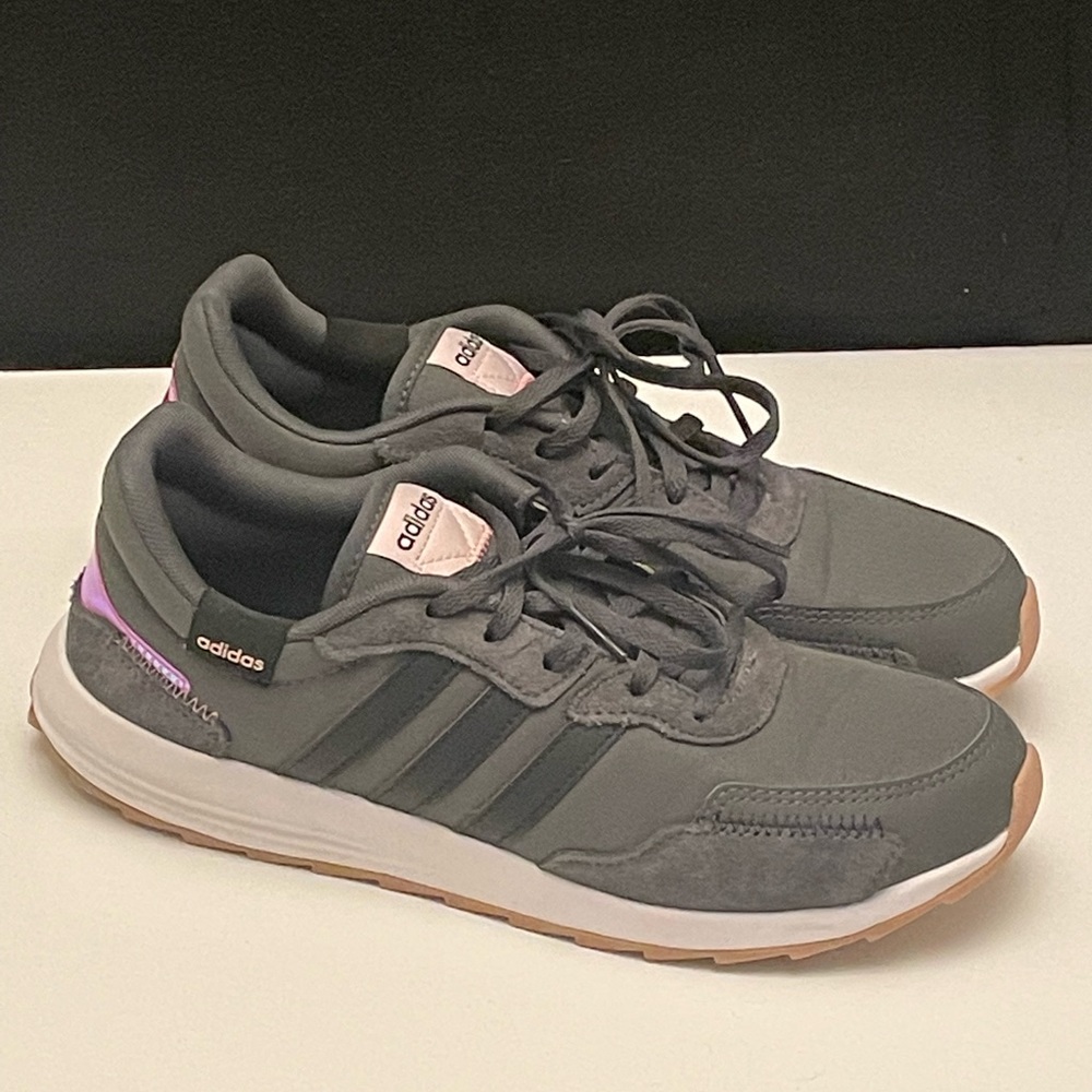 ADIDAS RETRO RUN DARK GRAY SNEAKERS, 3 SIDE STRIPES PINK ACCENTS, WOMEN’S SIZE 8